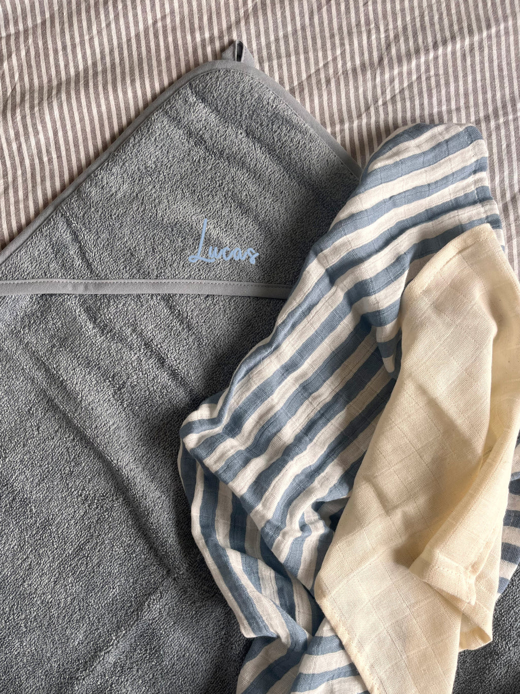 Kraamcadeau set met geborduurde naam | Blauw