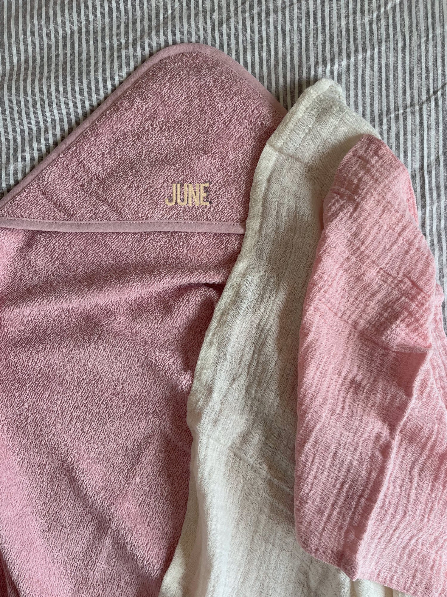 Kraamcadeau set met geborduurde naam | Roze